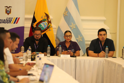 La gobernadora del Guayas, Zaida Rovira, durante la reunión con comerciantes de la Bahía de Guayaquil, este viernes 6 de junio.