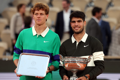 Alcaraz y Sinner durante la premiación de Roland Garros.