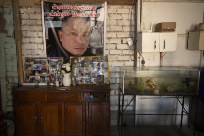 Una pancarta con la imagen de Gustavo Salazar, un conductor de autobús que fue asesinado por extorsionadores, se ve en la casa de su madre en Pamplona, ​​​​en las afueras de Lima.