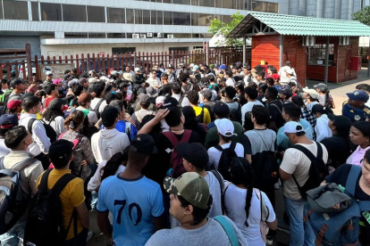 Jóvenes en Acción realizaron minga de limpieza en la Isla Santay