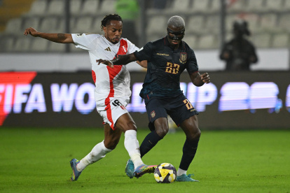 Peru"s  midfielder  #18 Andre Carrillo and Ecuador"s midfielder #23 Moises Caicedo fight for the ball during the 2026 FIFA World Cup South American qualifiers football match between Peru and Ecuador at the National stadium in Lima, on June 10, 2025. (Photo by ERNESTO BENAVIDES / AFP)