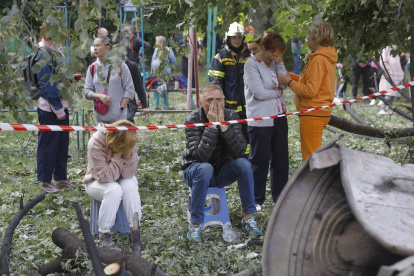 La gente local reacciona cerca del lugar de un ataque aéreo contra un edificio residencial de nueve pisos en Kiev, Ucrania, el 17 de junio de 2025.