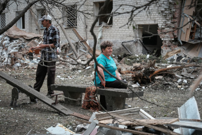 Los residentes observan los daños causados ​​por un bombardeo ruso en una zona residencial en Sviatohirsk, Ucrania, el 18 de junio de 2025.