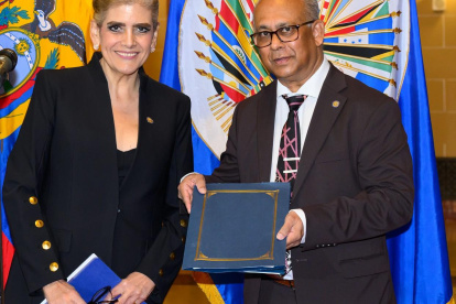 Mónica Palencia presentó oficialmente sus cartas credenciales ante el secretario de la OEA, este 18 de junio de 2025.