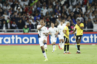 Bryan Ramírez celebra su gol en la victoria de Liga de Quito 3-1 sobre BarcelonaSC.
