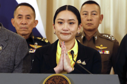 La primera ministra de Tailandia, Paetongtarn Shinawatra, haciendo el gesto de disculpa durante la rueda de prensa.