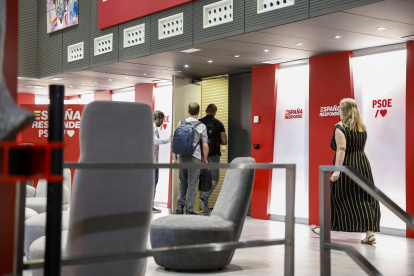 Fotografía de personas ingresando a una sede del PSOE en España.