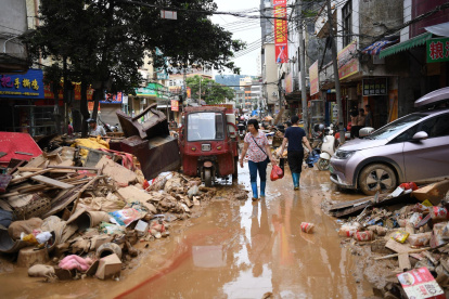Fotografía de los daños causados por las inundaciones en China en una zona urbana.