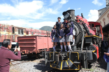 Legado. A la feria también acudieron jóvenes que pudieron conocer la historia del tren.