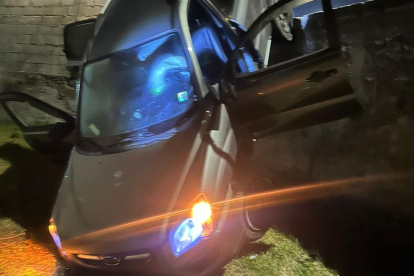 El vehículo en el que iban los sospechosos se accidentó.