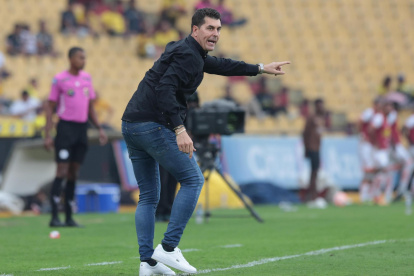 Ismael Rescalvo se mostró muy activo en la zona técnica en su debut como entrenador del Barcelona SC.