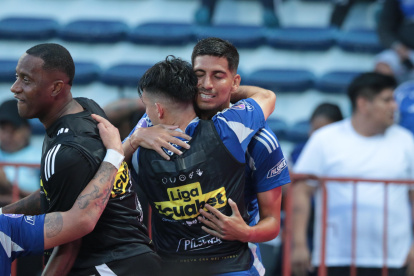 Jugadores de Emelec celebran el gol de José Francisco Cevallos ante Vinotinto