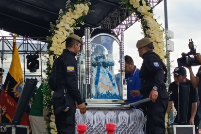 La Policía Nacional resguarda el recorrido de la Virgen del Cisne para garantizar la seguridad de los fieles.