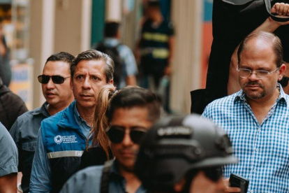 El gerente de la empresa municipal Segura, Álex Anchundia (izquierda), y el ministro del Interior, John Reimberg, recorrieron la Estación de Acción Segura (EAS) de la plaza del Centenario.