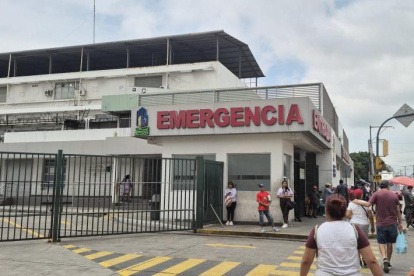 Exteriores del área de Emergencia del hospital Teodoro Maldonado Carbo, en Guayaquil.