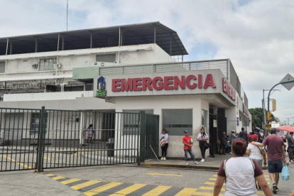 Exteriores del área de Emergencia del hospital Teodoro Maldonado Carbo, en Guayaquil.