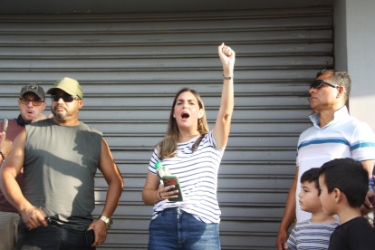 Fiorella Icaza junto a sus pequeños hijos pidió a su esposo resistir y a seguir luchando por su libertad