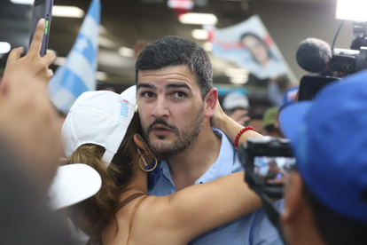 Política. El entonces candidato a la Alcaldía de Guayaquil, Aquiles Álvarez, en un acto público, frente a simpatizantes y comunicadores sociales.
