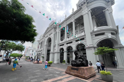 Ambiente en las afueras del Municipio de Guayaquil.