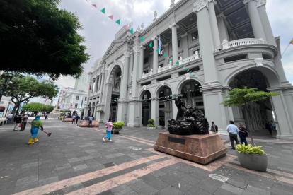Ambiente en las afueras del Municipio de Guayaquil.