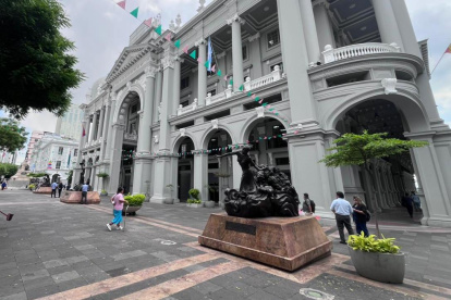 Ambiente en las afueras del Municipio de Guayaquil.