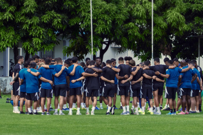 La imagen del último entrenamiento de Emelec, fue abrazados para una oración.