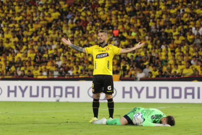Darío Benedetto (c) de Barcelona SC reacciona, en el partido de la Copa Libertadores ante Cruzeiro en el estadio Monumental.
