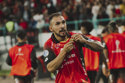 Lucas Mancinelli hizo magia en Cuenca con un gol olímpico al Santos.