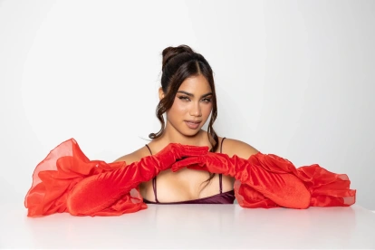 Para un máximo glamour, los guantes también pueden llevarse con anillos y pulseras sobrepuestos, logrando un efecto mucho más editorial, audaz y fashion.