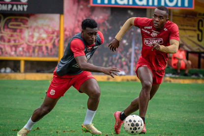 Jugadores del Barcelona SC se entrenan en el Monumental.