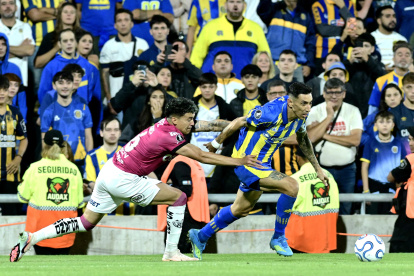 Ángel Di María (d) de Rosario disputa un balón con Ronald Briones de Independiente del Valle.