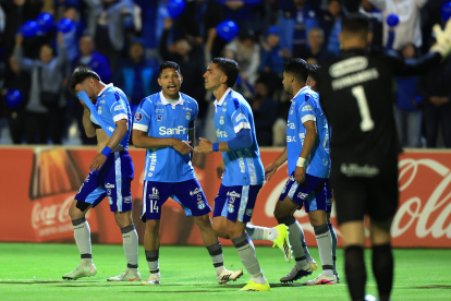 Jugadores de Macará celebran un gol en el partido de la fase de grupos de la Copa Sudamericana frente al América de Cali en el estadio Bellavista en Ambato.