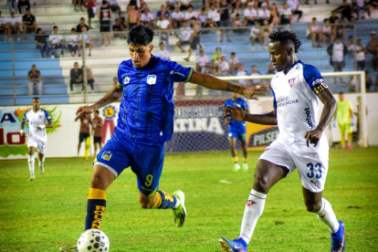 Manta sonríe: Delfín derrota a Liga de Quito y suma tres puntos clave.