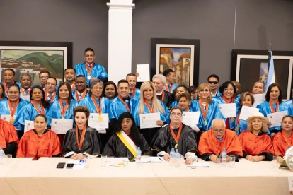 Yubert Segarra Gómez luego de recibir el doctorado Honorisa Causa por el Claustro Doctoral de la Preservación de las Culturas y las Lenguas Madre.