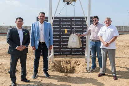 La colocación de la primera piedra marca el inicio de la nueva matriz de Jungheinrich Ecuador en el complejo ALMAX Plus.