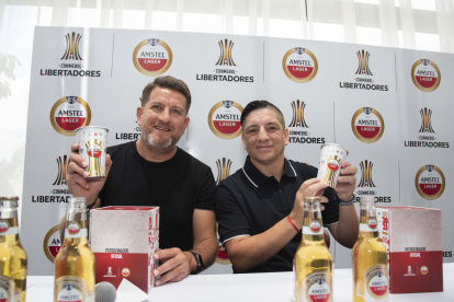 Patricio Urrutia y Damián Manso durante la presentación del 'Vaso de la historia’ en la capital.