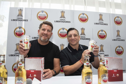 Patricio Urrutia y Damián Manso durante la presentación del 'Vaso de la historia’ en la capital.