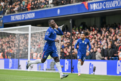 Moisés Caicedo es titular en Chelsea.
