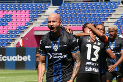 Carlos González (i) es el nuevo grito de gol de los rayados.