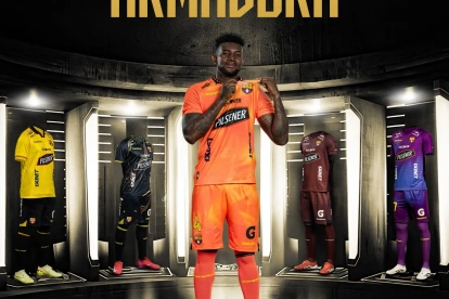 Gustavo Vallecilla defensa de Barcelona SC ante Macará.