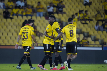 La celebración del gol de Gustavo Vallecilla de Barcelona SC ante Mushuc Runa.