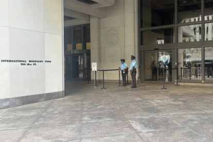Ingreso al edificio donde opera el FMI, en Washington, EE.UU.