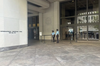 Ingreso al edificio donde opera el FMI, en Washington, EE.UU.