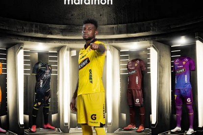 Brian Carabalí defensa de Barcelona que hizo un gol ante Mushuc Runa.