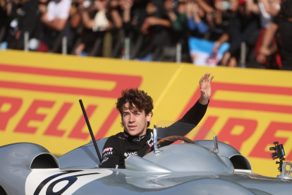 El piloto argentino de Fórmula Uno, Franco Colapinto, conduce un monoplaza Mercedes Benz durante la exhibición este domingo en Buenos Aires (Argentina).