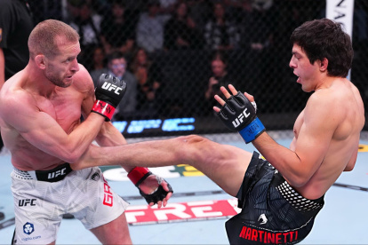 El ecuatoriano Adrián Luna Martinetti (d) cayó la noche del sábado ante el británico Davey Grant por decisión unánime de los jueces (29-28, 29-28, 29-28).