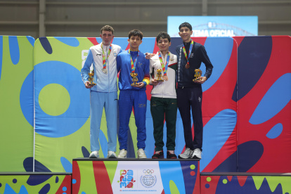 Jaykel Bucaram (segundo desde la izquierda) logró el oro número 15 en kumite -65 kilogramos.