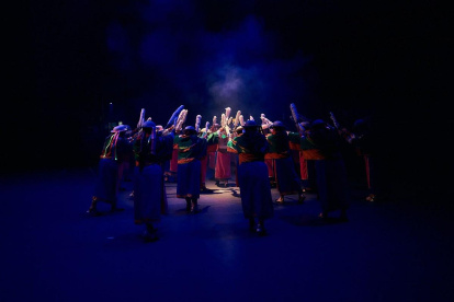 Fundado en 2001 y dirigido por el maestro Darwin Morales, el grupo ha centrado su trabajo en la preservación y difusión de las danzas nacionalistas del Ecuador.