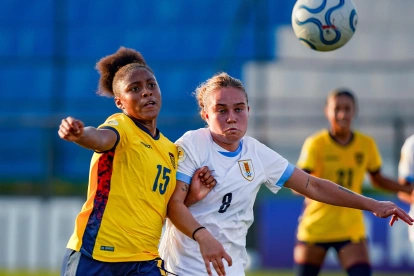 Rihanna Quiñónez de Ecuador jugando ante Uruguay.