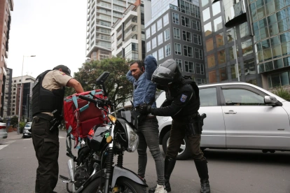 Referencia. Controles policiales se intensificarán en Quito durante el toque de queda por seguridad.